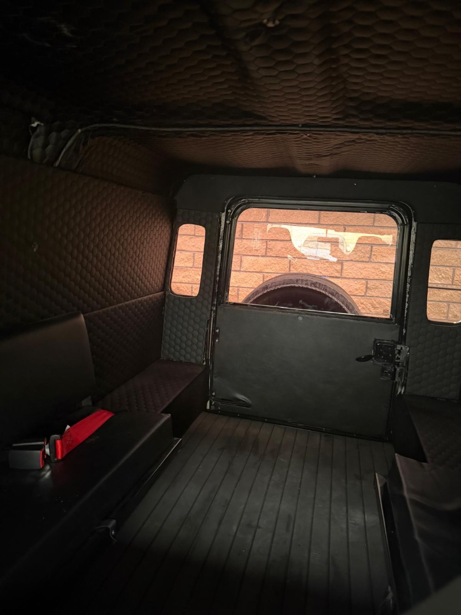 1988 Land Rover Defender 110 Image 11